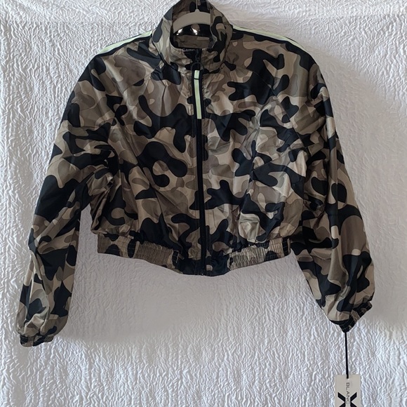 Blanc Noir Sporty Chic Wind Cropped Jacket - Picture 3 of 9